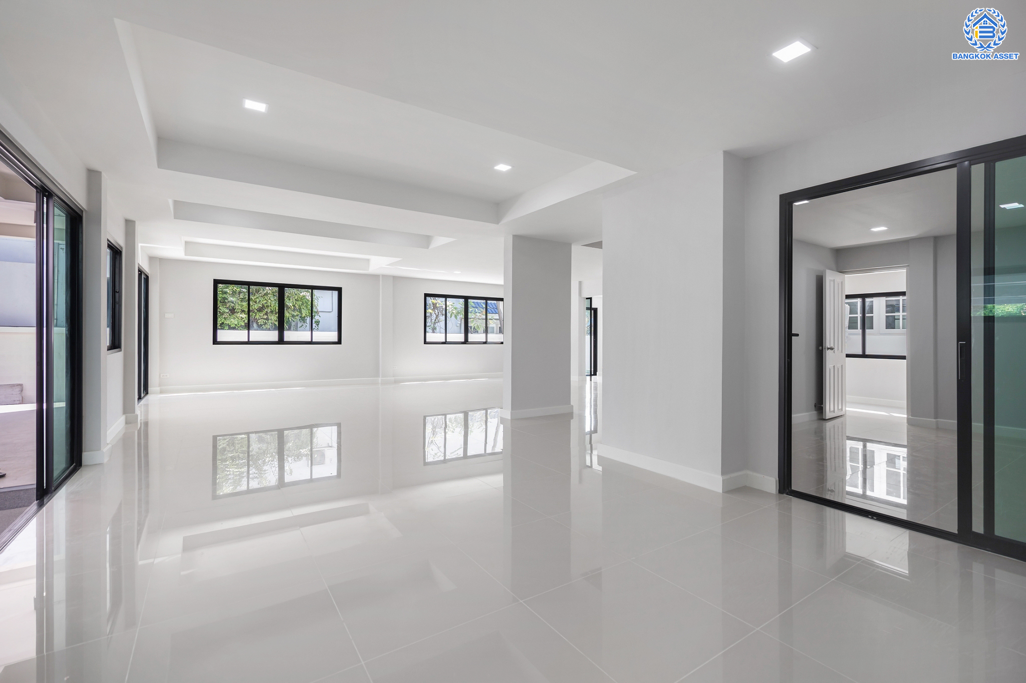 บ้านมือสองตกแต่งใหม่ ซอยวัดเวฬุวนาราม36 สรงประภา-ดอนเมือง บ้านเดี่ยวหลังใหญ่ เนื้อที่ 101 ตร.ว. ฟังก์ชัน 5 ห้องนอน 5 ห้องน้ำ 1 ห้องอเนกประสงค์ 1 ห้องรับประทานอาหาร 1 ห้องแม่บ้าน จอดรถได้ถึง 4 คัน บนทำเลดีที่สุด ใกล้สนามบินดอนเมือง ทางด่วน "ศรีสมาน" และรถไฟฟ้าสายสีแดง "สถานีดอนเมือง"